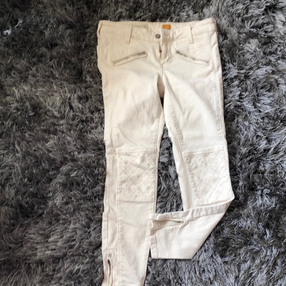 Anthropology- off white trendy jeans!!
